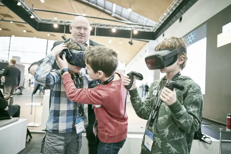Drei Kinder nutzen bei der Learntec 2020 Virtual Reality Headsets. Bild: Messe Karlsruhe / Behrendt und Rausch