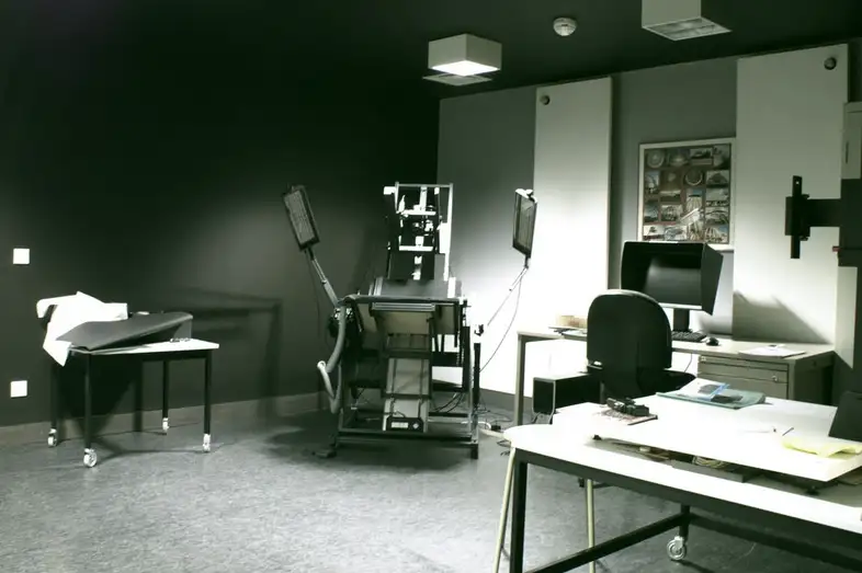 Die Digitalisierungswerkstatt der Badischen Landesbibliothek in Karlsruhe: Hier werden die Bestände schrittweise digitalisiert und so für die Öffentlichkeit zugänglich gemacht.
Bild: Badische Landesbibliothek, Stabsstelle Presse- und Öffentlichkeitsarbeit / CC BY-SA 3.0 DE (https://creativecommons.org/licenses/by-sa/3.0/de/deed.en)