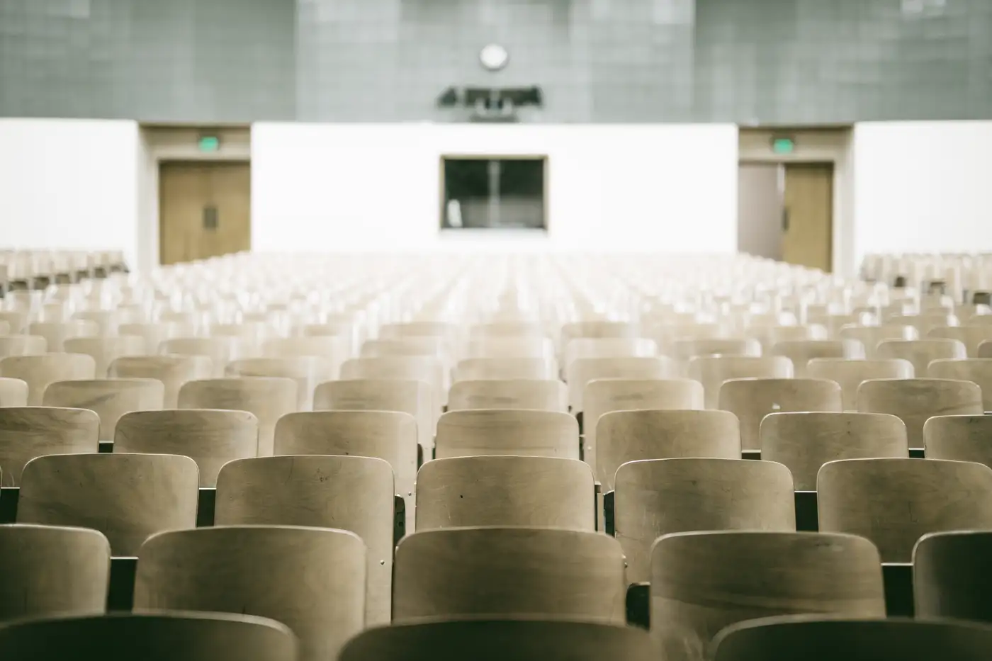 Ein leerer Hörsaal. Nathan Dumlao on Unsplash