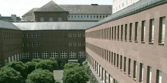 Innenhof der Badischen Landesbibliothek. Bild: Badische Landesbibliothek, Stabsstelle Presse- und Öffentlichkeitsarbeit / CC BY-SA 3.0 DE (https://creativecommons.org/licenses/by-sa/3.0/de/deed.en)