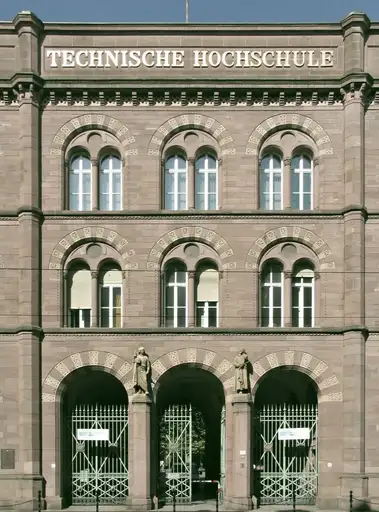 Hauptportal des KIT. Bild: Der ursprünglich hochladende Benutzer war AlterVista in der Wikipedia auf Deutsch - Übertragen aus de.wikipedia nach Commons by James Steakley, CC BY-SA 3.0, https://commons.wikimedia.org/w/index.php?curid=6913624