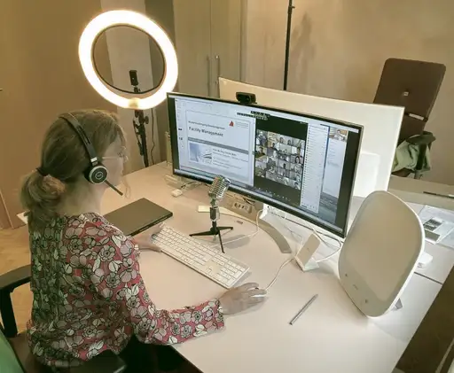 Professorin Carolin Bahr hält virtuelle Vorlesungen ab - mit positivem Feedback.
Foto: HsKA, Carolin Bahr
