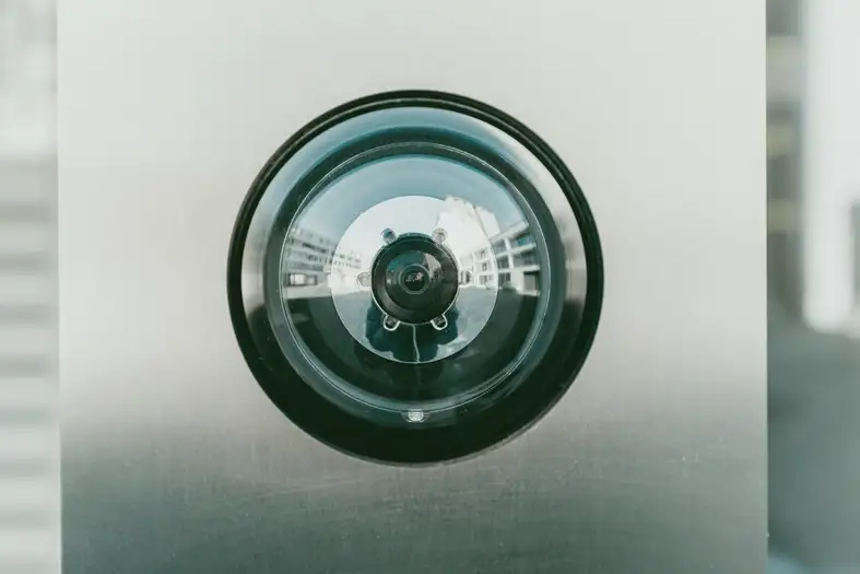 Eine Person fotografiert eine Überwachungskamera. Privacy - Foto Bernard Hermant on Unsplash