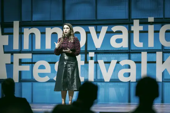 Moderatorin Tijen Onaran I Foto: Dennis Dorwarth